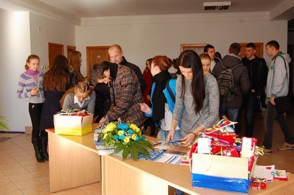 В СНУ імені Лесі Українки збирали шоколадки воякам. ФОТО