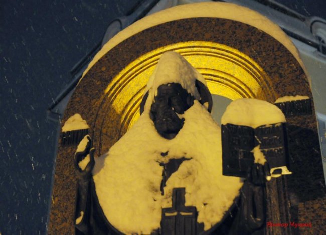 Казковий вечір засніженого Луцька. ФОТО