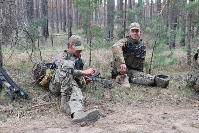 Волинські воїни релаксують на фронті після бою: унікальні фото