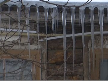 Метрові бурулі: лучан застерігають не ходити під дахами будинків. ВІДЕО