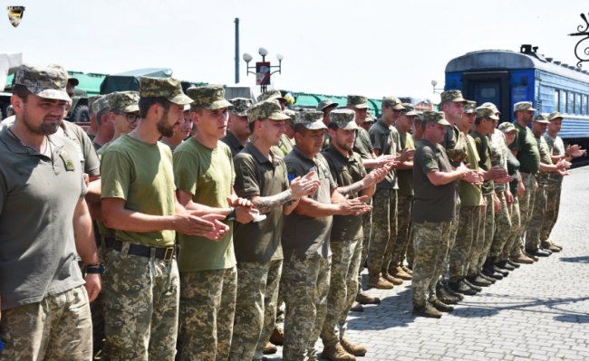Повернулися додому: у Володимирі-Волинському зустріли військових з передової. ФОТО