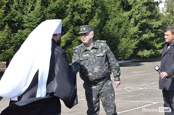 Волинські священики подарували форму військовим. ФОТО