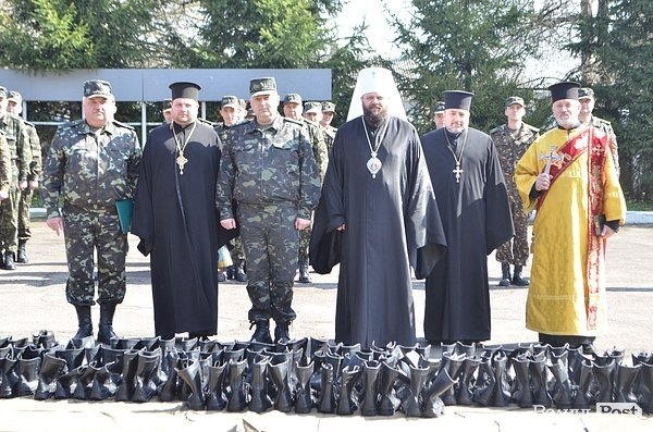 Волинські священики подарували форму військовим. ФОТО