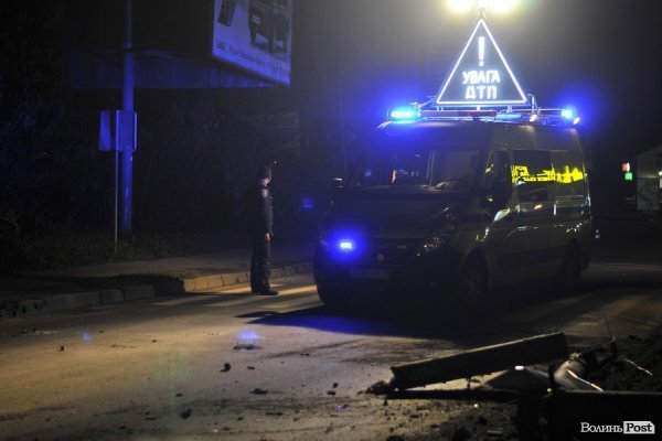 Аварія у Луцьку: машина розтрощила стовп, вулиця – без світла. ФОТО. ВІДЕО