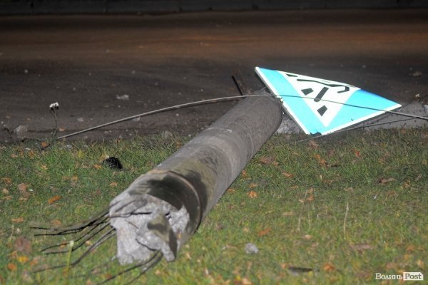 Аварія у Луцьку: машина розтрощила стовп, вулиця – без світла. ФОТО. ВІДЕО