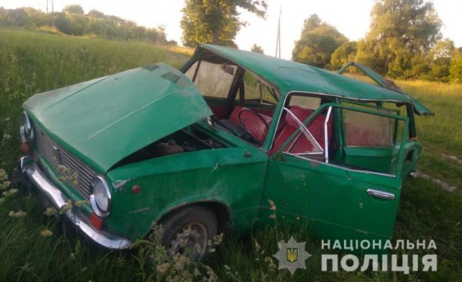 На Волині п'яний водій за кермом ВАЗа злетів у кювет, постраждало 5 людей. ФОТО