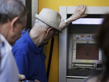 За кордоном хочуть заблокувати банківські картки українців, щоб примусити йти на війну