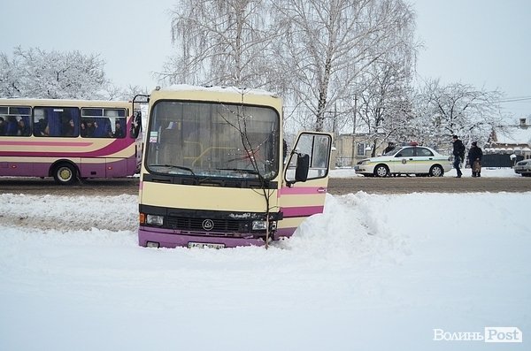 Аварія під Луцьком: зіткнулися автобус і фургон. ФОТО