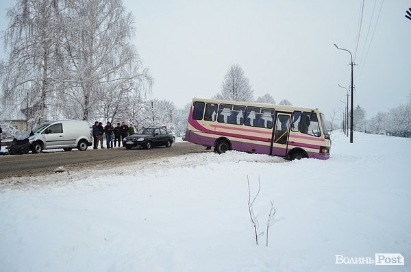 Аварія під Луцьком: зіткнулися автобус і фургон. ФОТО