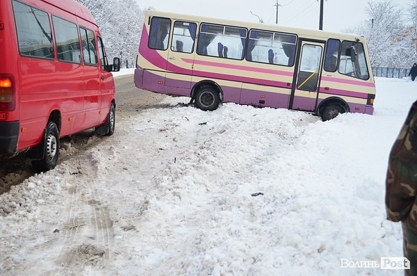 Аварія під Луцьком: зіткнулися автобус і фургон. ФОТО