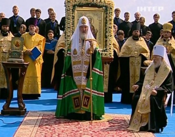 Під час молебню у Києві паломники ледь не побилися з міліцією. ФОТО