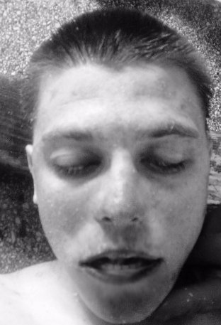 Просять опізнати чоловіка, якого знайшли повішеним поблизу Луцька. ФОТО 18+