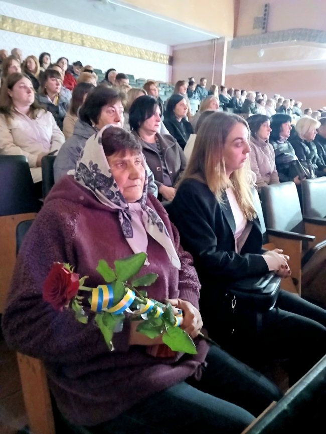 У громаді на Волині родинам полеглих воїнів вручили посмертні нагороди Героїв. ФОТО