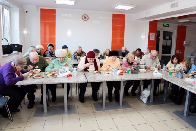 Смак щасливих моментів: луцьким ветеранам показали, як виготовляють ковбасу