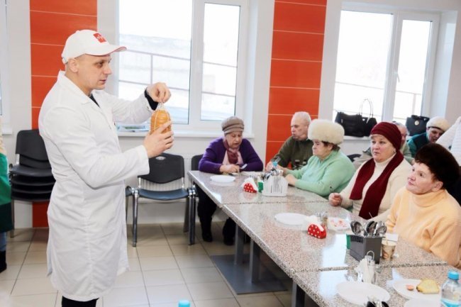 Смак щасливих моментів: луцьким ветеранам показали, як виготовляють ковбасу