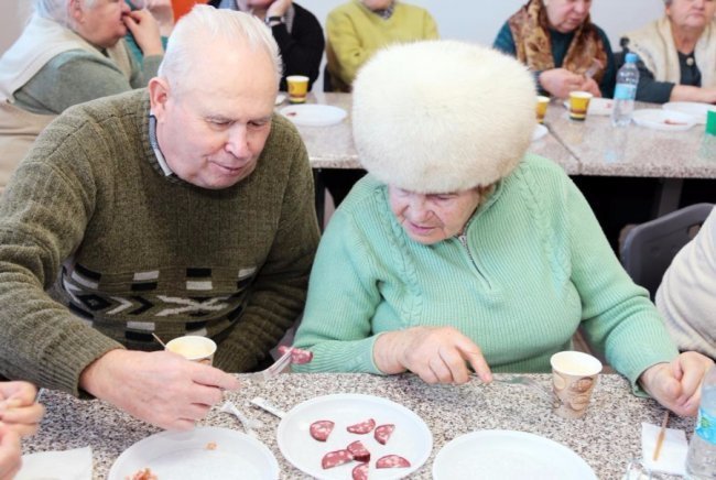 Смак щасливих моментів: луцьким ветеранам показали, як виготовляють ковбасу