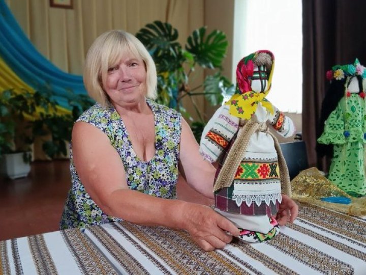 Понад 10 років волинянка виготовляє ляльки-мотанки для допомоги війську