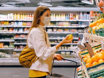 Фасовані продукти та без гарячих напоїв: у магазинах Луцька посилюють карантинні заходи