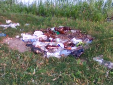 Біля луцького ставка – гори сміття. ФОТО