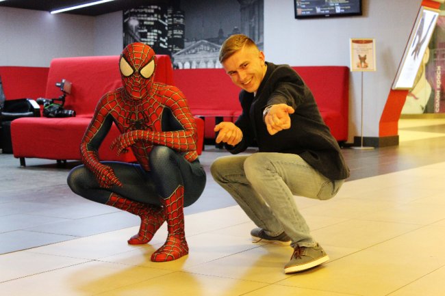 На допрем'єрі «Месників» у ПортCity глядачів зустрічав справжній Спайдермен. ФОТО*