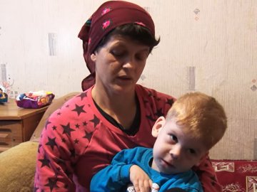 Не вміє ходити, сидіти, говорити та їсти: мати трирічного волинянина потребує допомоги. ВІДЕО