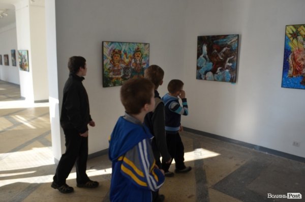 Коли полотна танцюють: у Луцьку відкрили виставку картин «в чотири руки». ФОТО