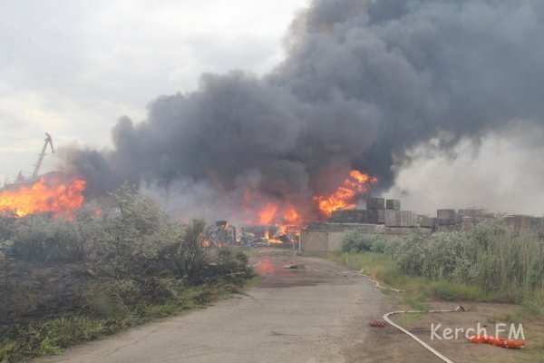 У Керчі горів порт. ФОТО. ВІДЕО