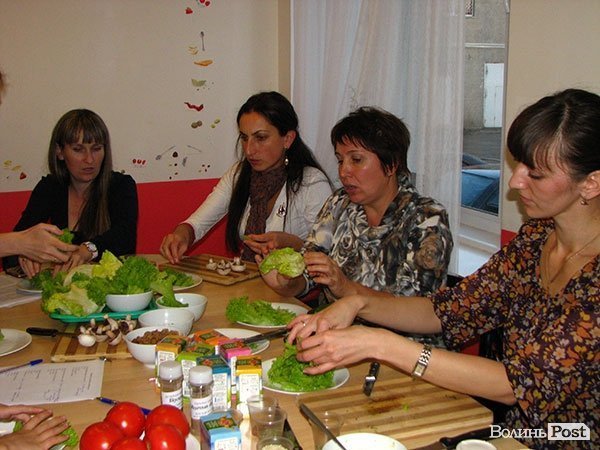 Як луцькі мами вчилися готувати йогурт. ФОТО