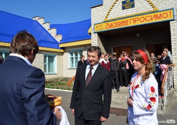 Школярі зустрічали народного депутата з хлібом-сіллю