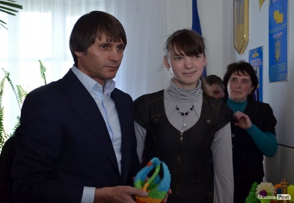 Талановита дев’ятикласниця презентувала депутату свій виріб, а той пообіцяв наступного разу привезти їй гарні олівці