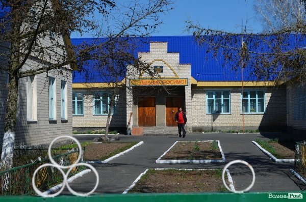 Відвідавши школу, депутат пообіцяв, що його благодійний фонд цьогоріч замінить у навчальному закладі 20 вікон