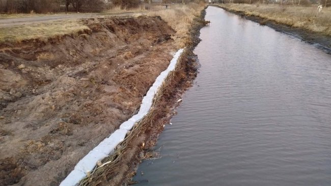 У селищі на Волині укріпили берег річки Прип'ять, щоб запобігти руйнуванню дороги