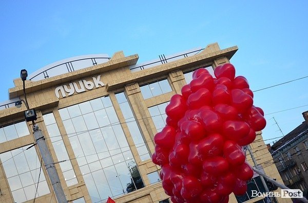 У центрі Луцька закоханих фотографували, тестували і годували печивом. ФОТО