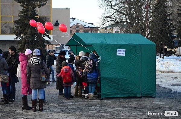 У центрі Луцька закоханих фотографували, тестували і годували печивом. ФОТО