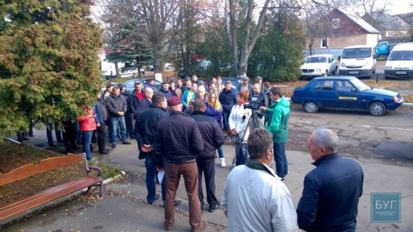 У Нововолинську мітингували проти закриття Центру ДАІ. ФОТО