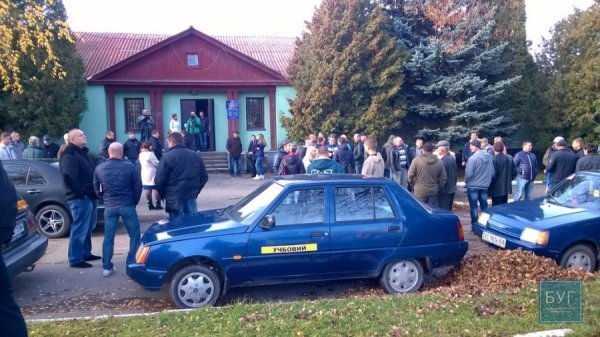 У Нововолинську мітингували проти закриття Центру ДАІ. ФОТО
