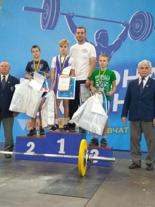 Юні важкоатлети з Волині у Павлограді «тягають залізо» на чемпіонські медалі