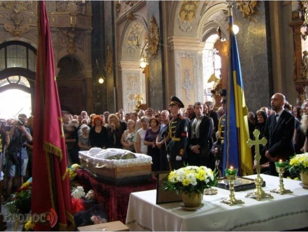 У Львові на колінах прощалися із Героєм Василем Сліпаком. ФОТО 