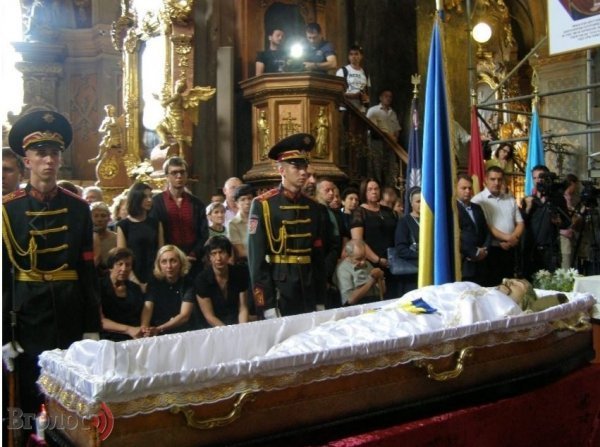 У Львові на колінах прощалися із Героєм Василем Сліпаком. ФОТО 