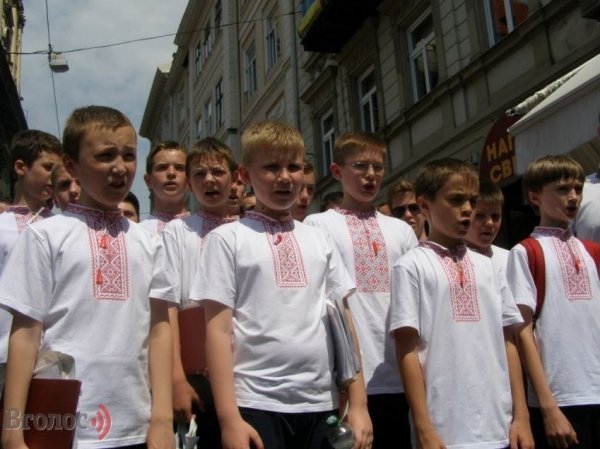 У Львові на колінах прощалися із Героєм Василем Сліпаком. ФОТО 