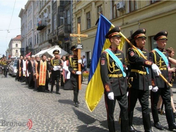 У Львові на колінах прощалися із Героєм Василем Сліпаком. ФОТО 
