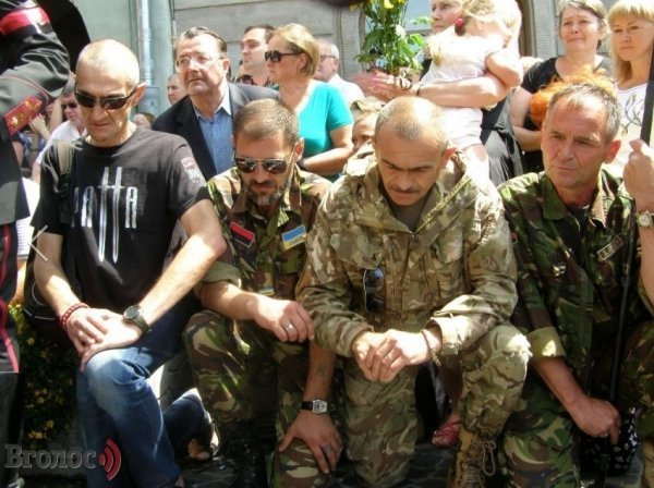 У Львові на колінах прощалися із Героєм Василем Сліпаком. ФОТО 