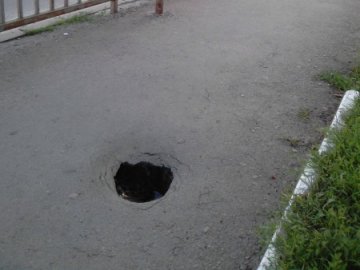 У Луцьку утворилася небезпечна яма. ФОТО
