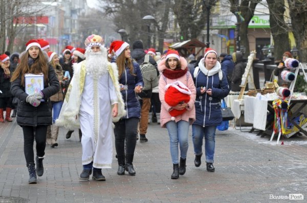 Луцьком пройшов парад помічників Святого Миколая