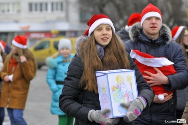 Луцьком пройшов парад помічників Святого Миколая