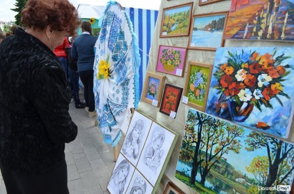 У центрі Луцька – виставка талантів зі всієї області. ФОТО 