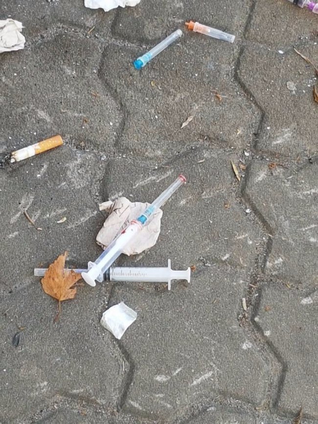 Мешканці Нововолинська нарікають на розкидані у місті шприци