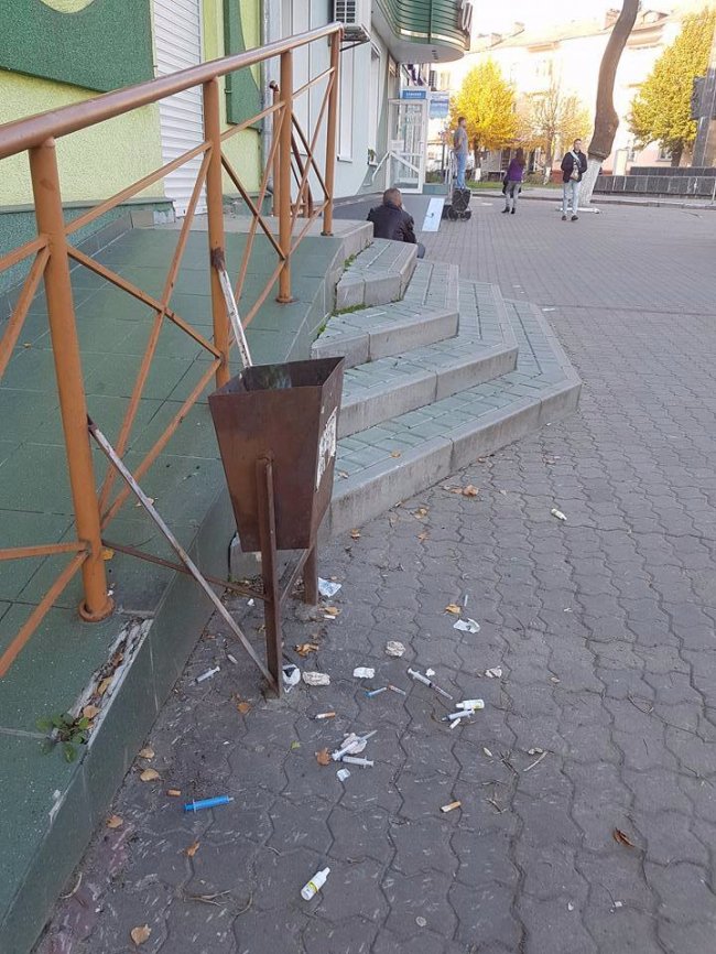 Мешканці Нововолинська нарікають на розкидані у місті шприци