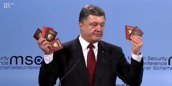 Порошенко показав Європі російські паспорти бойовиків, вбитих на Донбасі. ФОТО