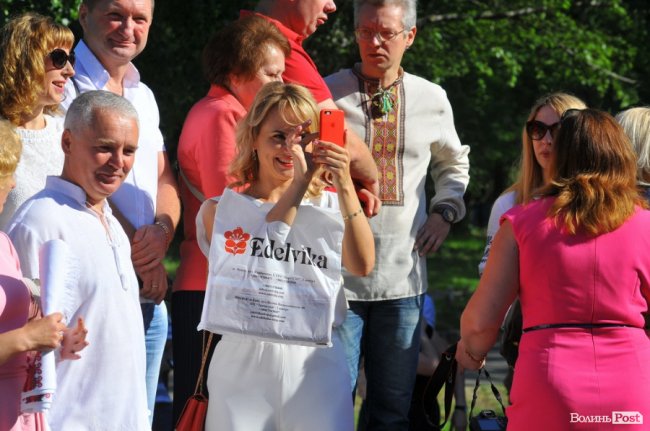 Емоції, квіти, вишиване вбрання: останній дзвоник у луцькій гімназії. ФОТО